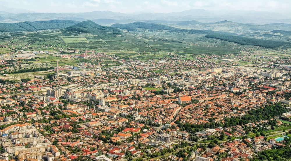 Municipalitatea solicită acordul de mediu pentru proiectul „Aplicare covor asfaltic pe străzi pietruite, municipiul Bistrița”